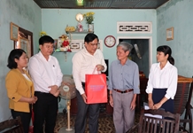 Trưởng ban Tuyên giáo Tỉnh ủy Lê Hữu Thọ thăm, tặng quà người có công cách mạng tại huyện Cam Lâm